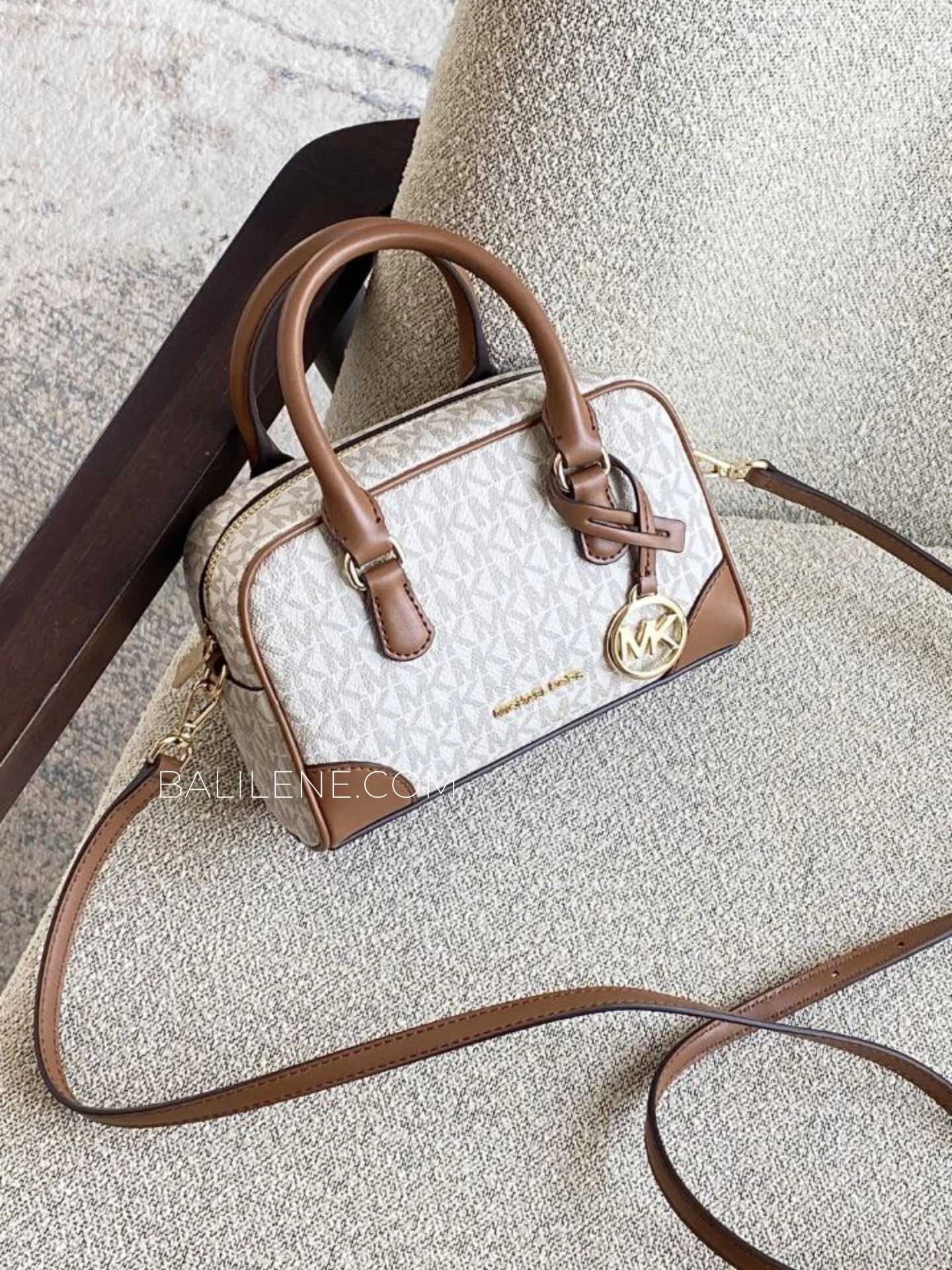 gambar-Michael-Kors-Thompson-Extra-Small-Signature-Logo-Convertible-Satchel-Bag-Vanilla-balilene