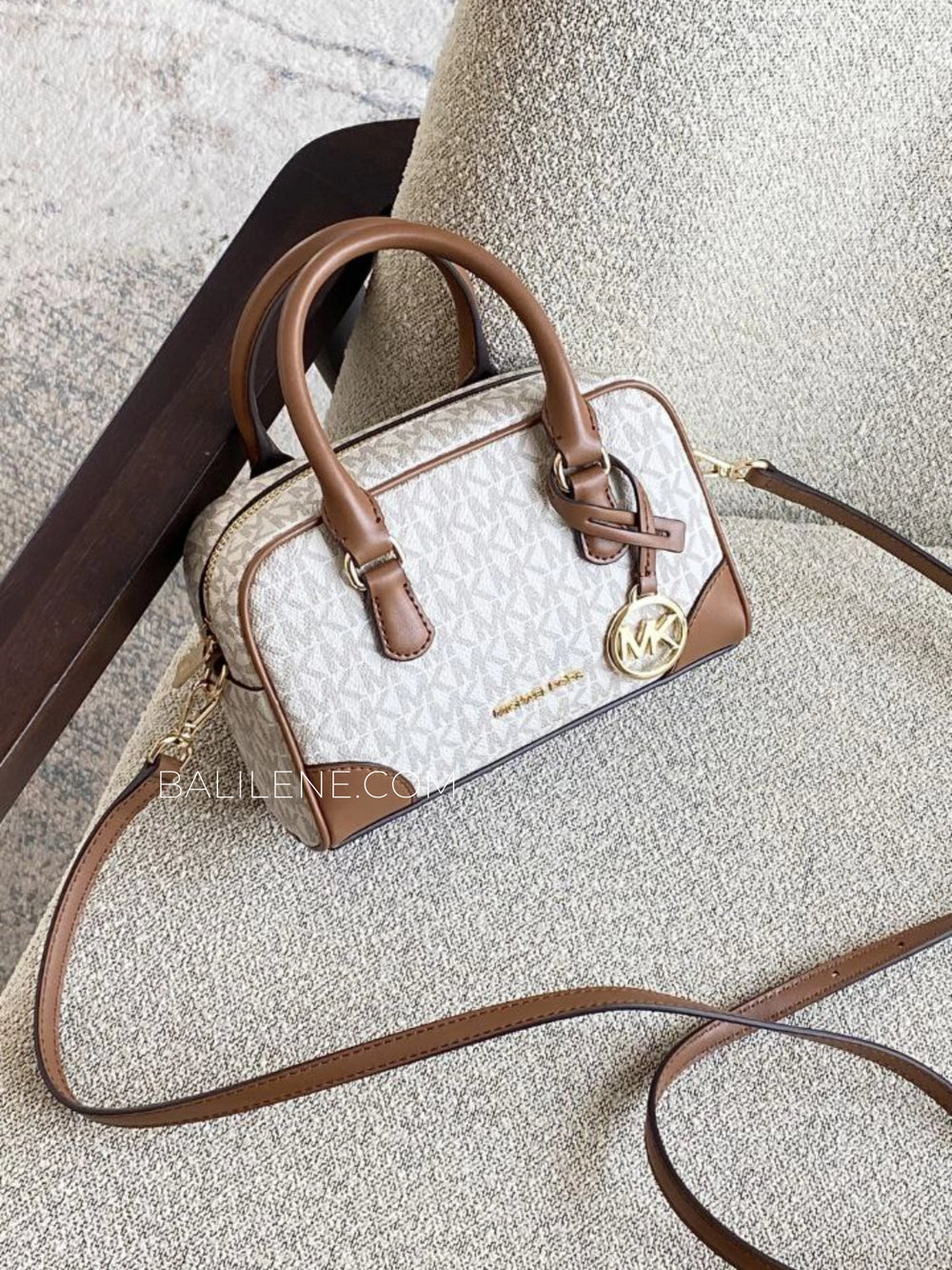 gambar-Michael-Kors-Thompson-Extra-Small-Signature-Logo-Convertible-Satchel-Bag-Vanilla-balilene