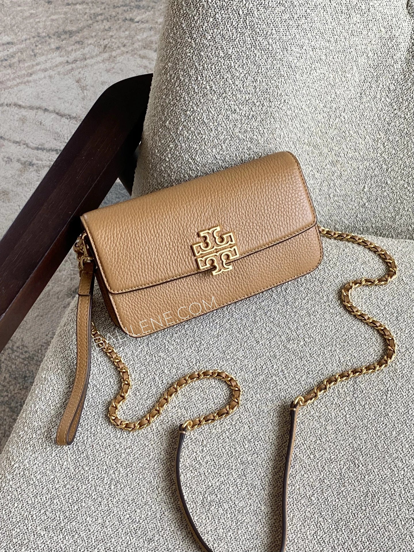 gambar-Tory-Burch-Britten-Leather-Chain-Wallet-With-Wristlet-Crossbody-Tiramisu-balilene