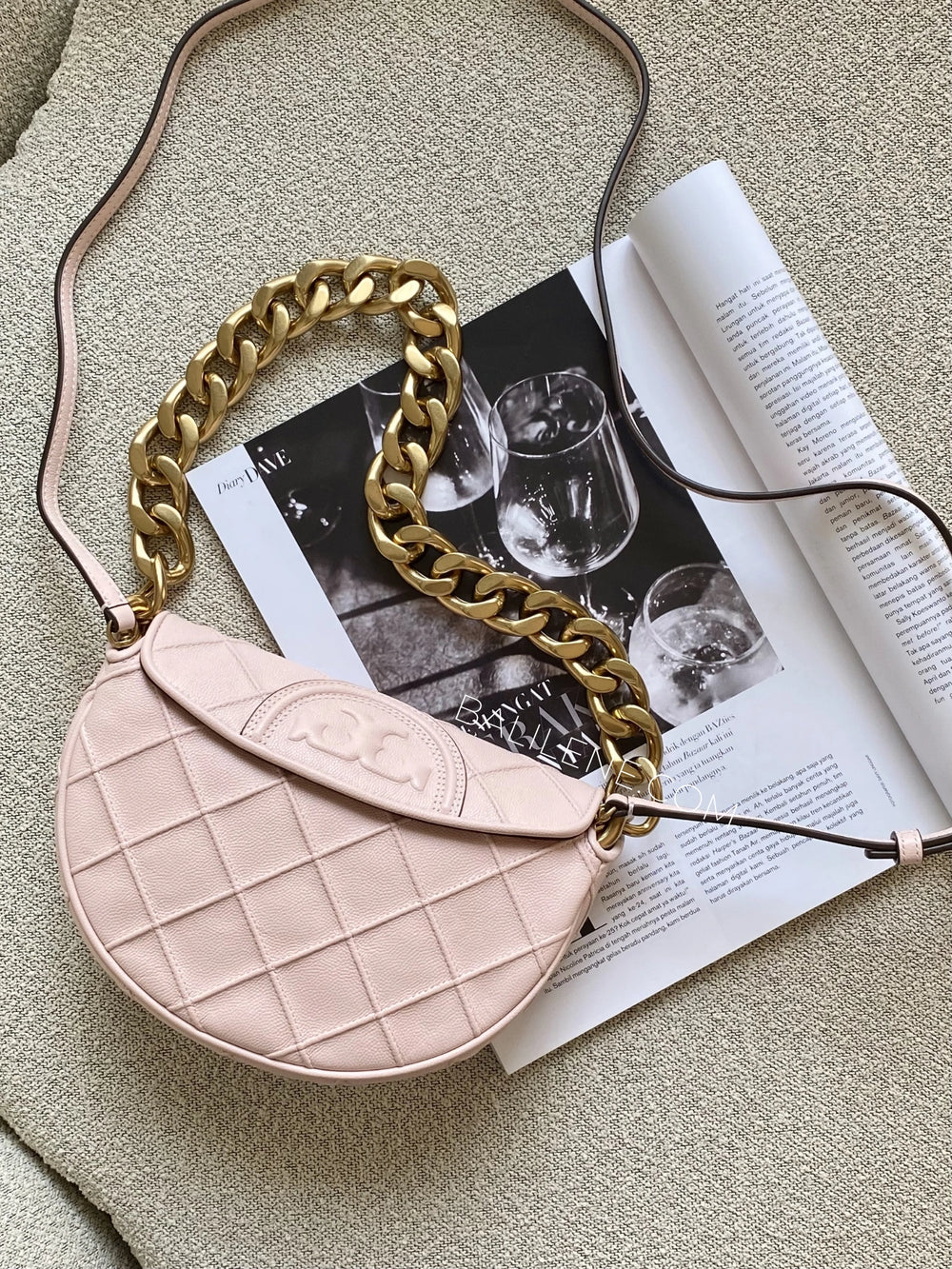 gambar-Tory-Burch-Fleming-Soft-Mini-Crescent-Bag-Blush-balilene
