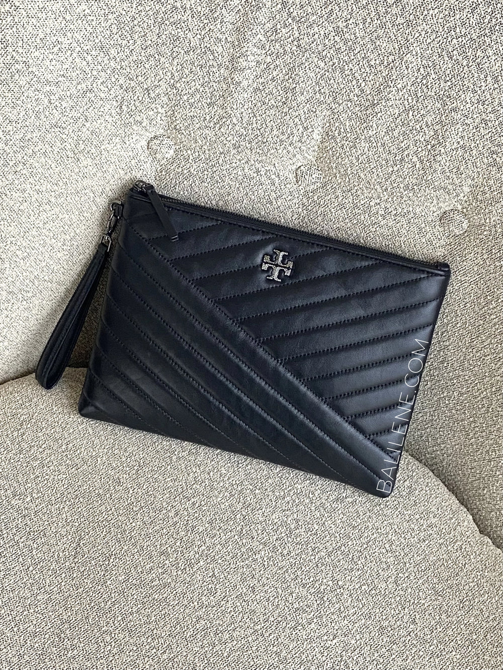 gambar-Tory-Burch-Kira-Chevron-Pave-Logo-Pouch-Black-balilene