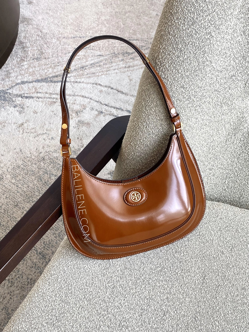 gambar-Tory-Burch-Robinson-Spazzolato-Convertible-Crescent-Bag-Dark-Sienna-balilene