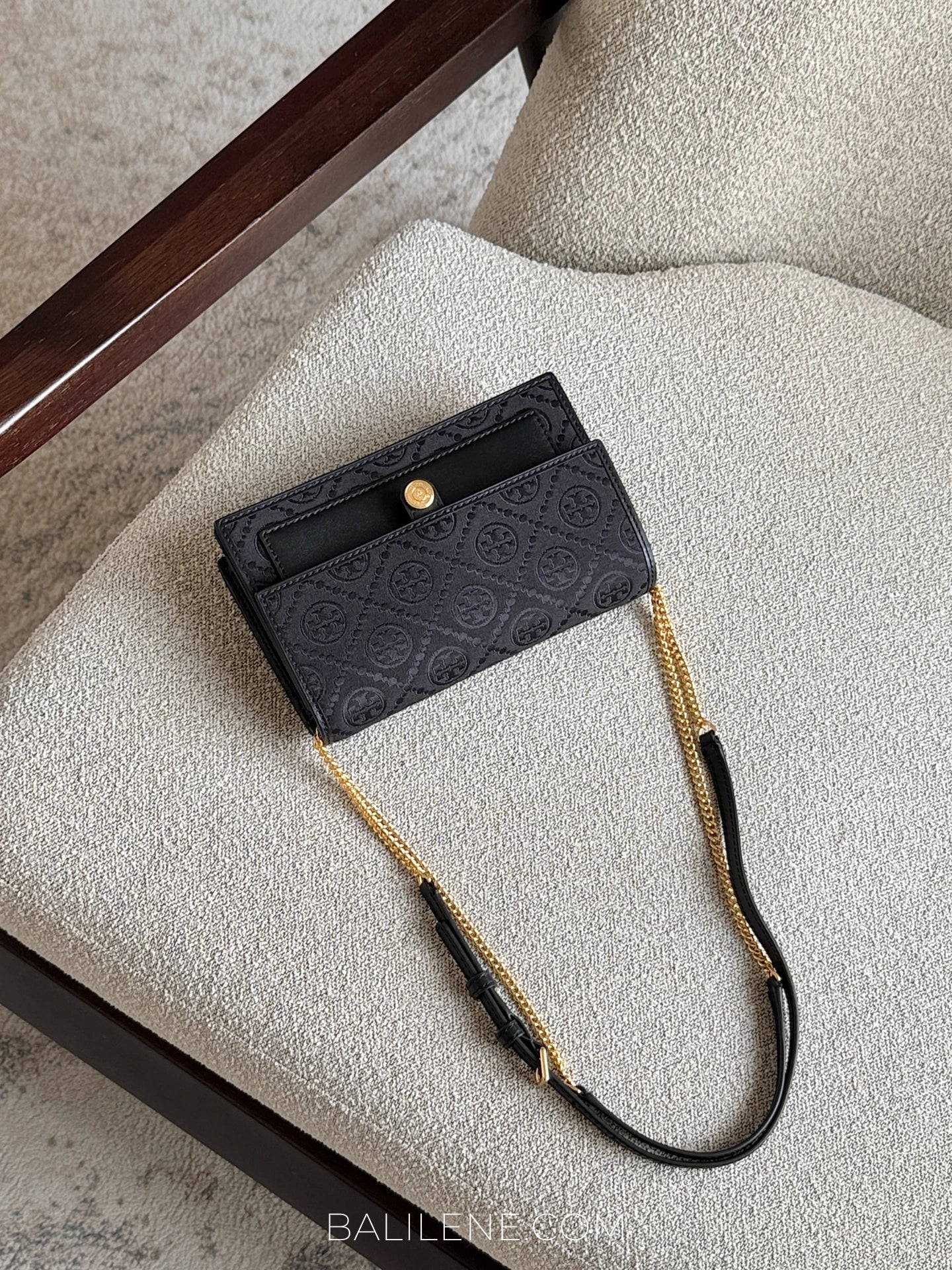 gambar-Tory-Burch-T-Monogram-Chain-Wallet-Black-balilene
