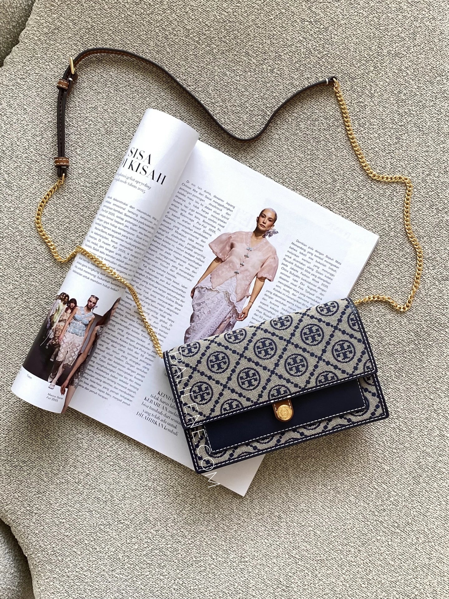 gambar-Tory-Burch-T-Monogram-Chain-Wallet-Tory-Navy-balilene