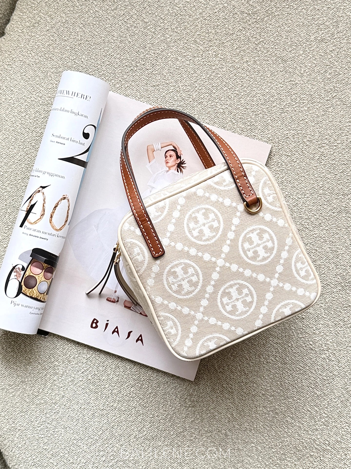 gambar-Tory-Burch-T-Monogram-Jacquard-Cube-Bag-Ivory-balilene