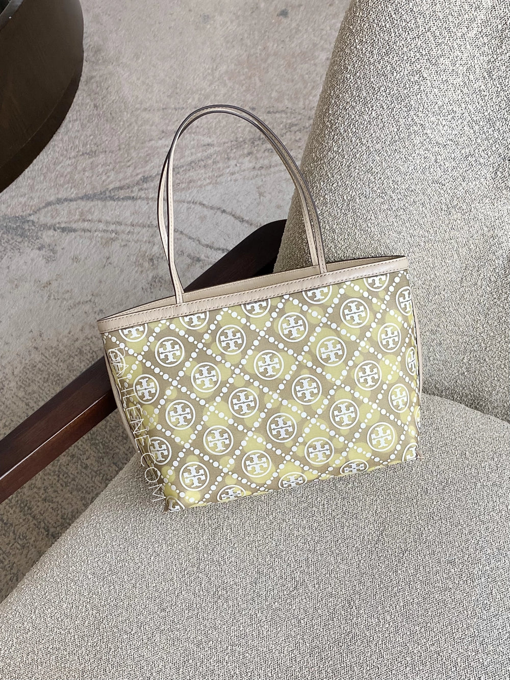 gambar-Tory-Burch-T-Monogram-Mesh-Dot-Tote-Bag-Neutral-Honeydew-balilene