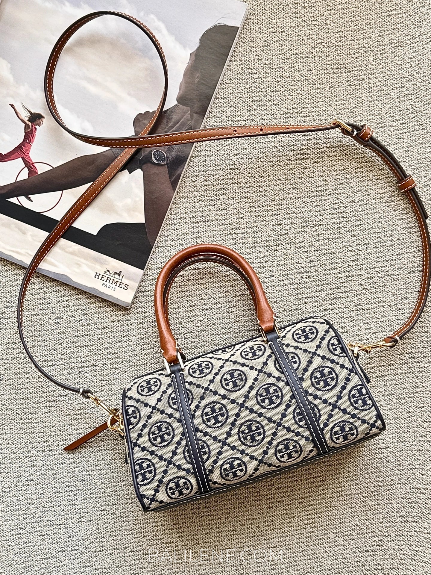 gambar-Tory-Burch-T-Monogram-Mini-Petite-Barrel-Bag-Tory-Navy-balilene