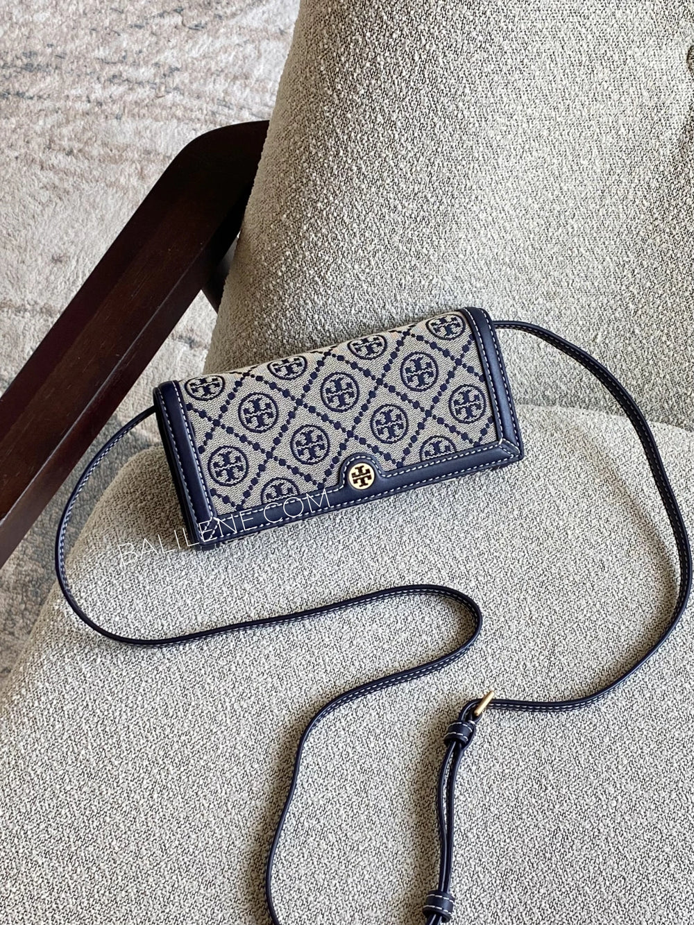 gambar-Tory-Burch-T-Monogram-Wallet-Crossbody-Tory-Navy-balilene