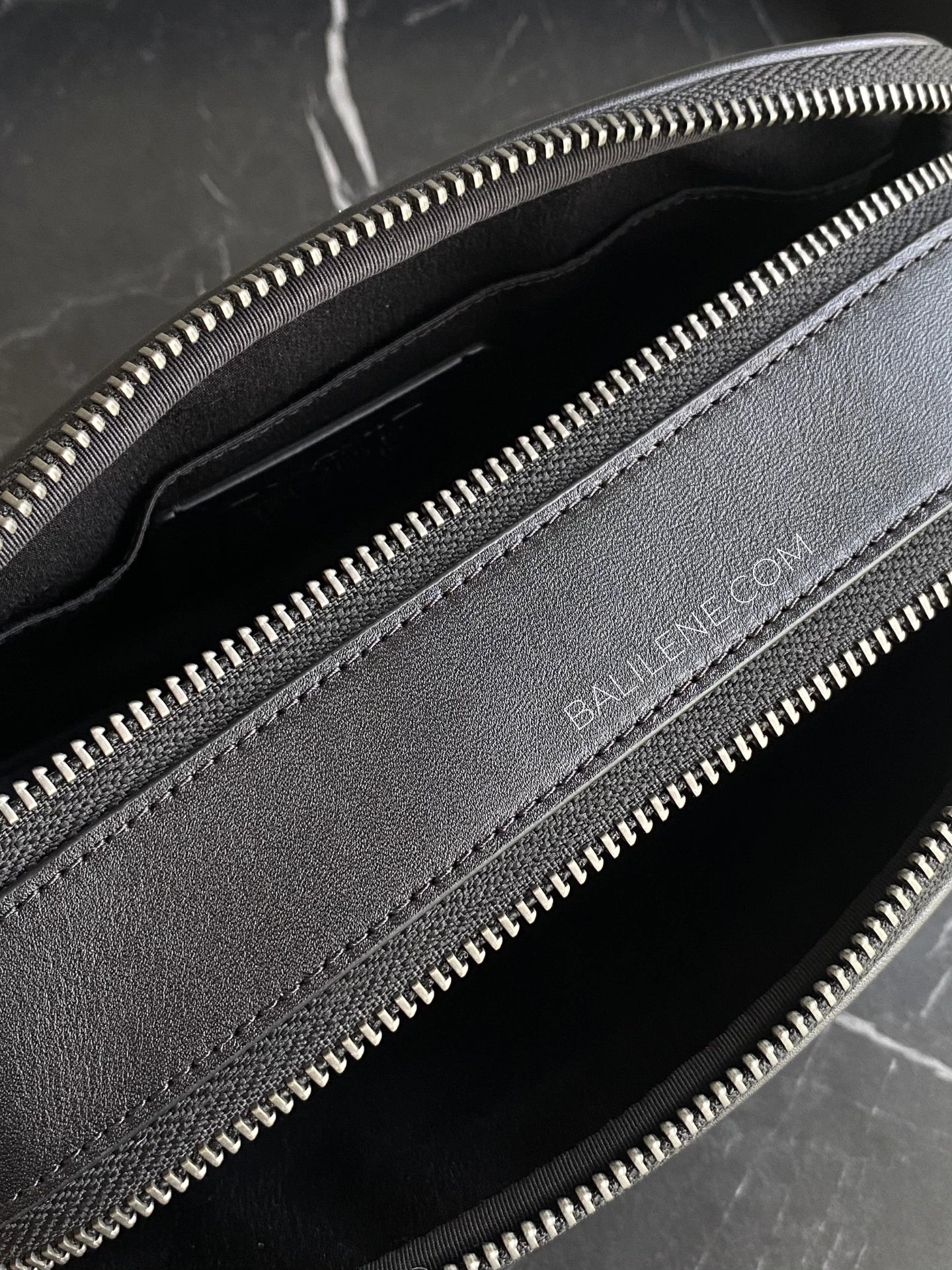 gambar-atas-Coach-Graham-Crossbody-Bag-In-Signature-Canvas-Charcoal-Black-balilene