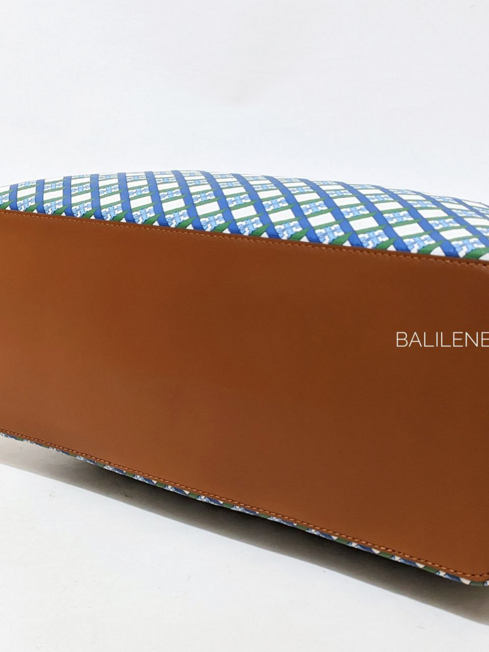 gambar-bawah-Tory-Burch-Geo-Logo-Zip-Tote-Light-Multi-Logo-Allover