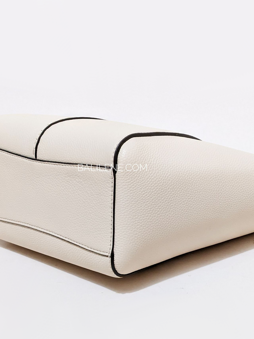 gambar-bawah-Tory-Burch-McGraw-Carryall-Brie