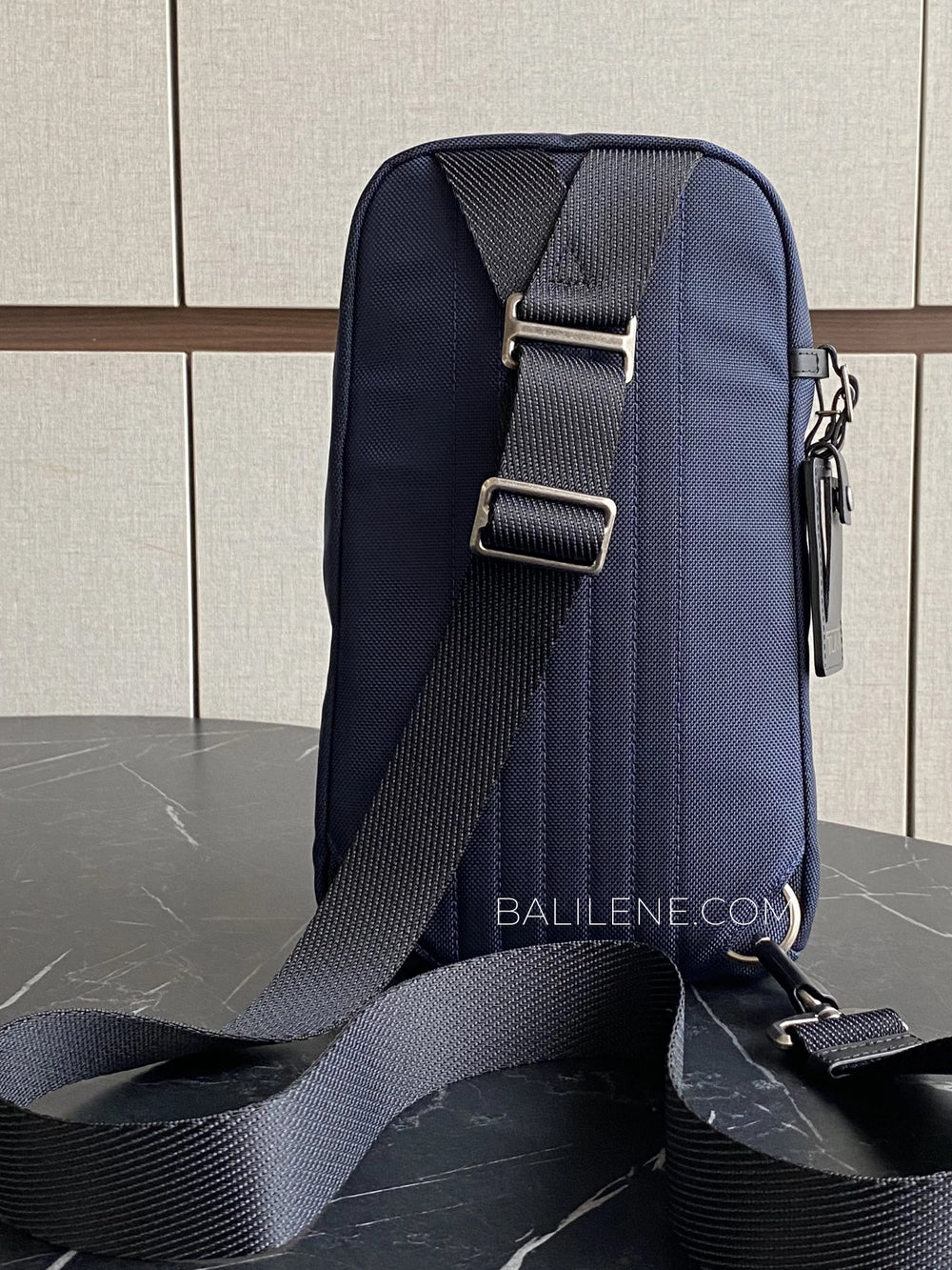 gambar-belakang-Tumi-Fife-Slim-Sling-Bag-Navy-balilene