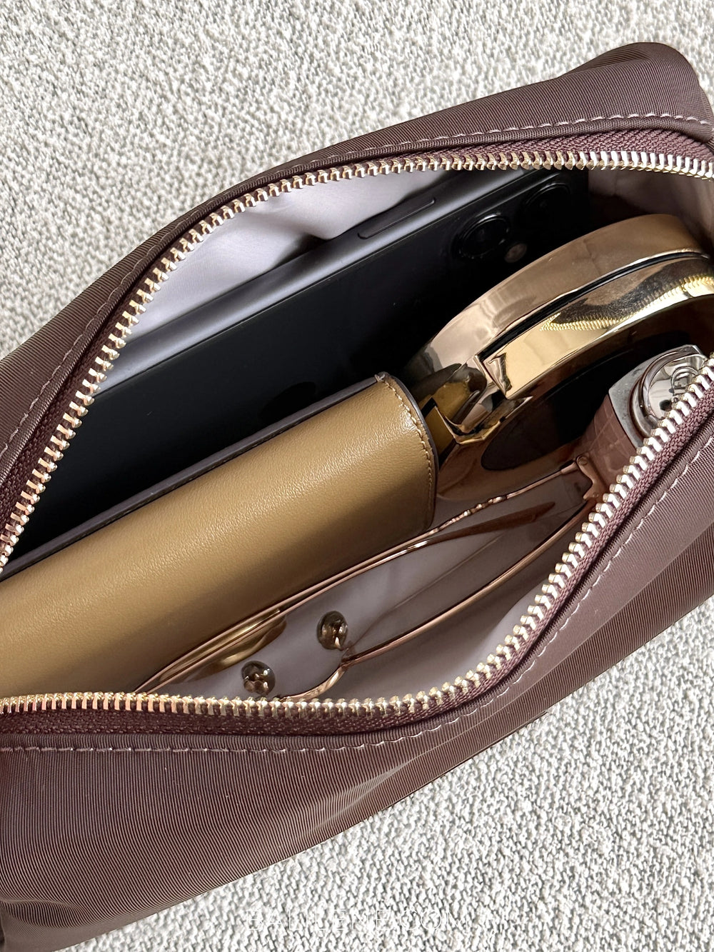 gambar-dalam-Kate-Spade-Carter-Nylon-Cosmetic-Pouch-Hot-Fudge-balilene