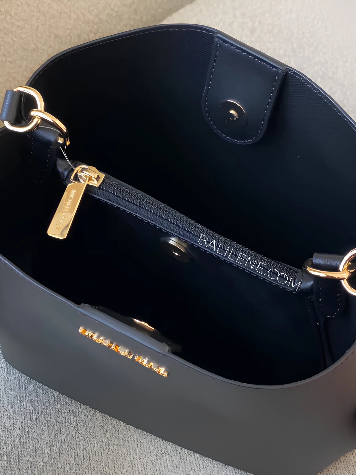 gambar-dalam-Michael-Kors-Pratt-Medium-Shoulder-Bag-Black-balilene