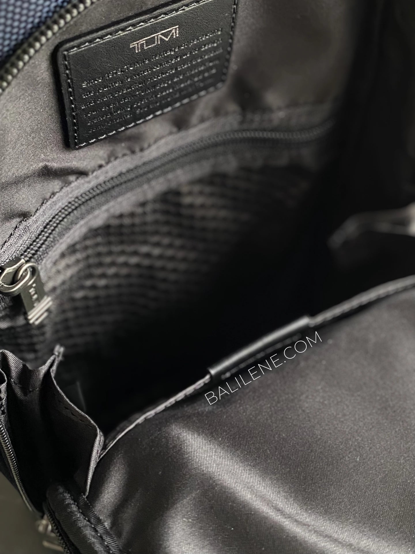 gambar-dalam-Tumi-Fife-Slim-Sling-Bag-Navy-balilene