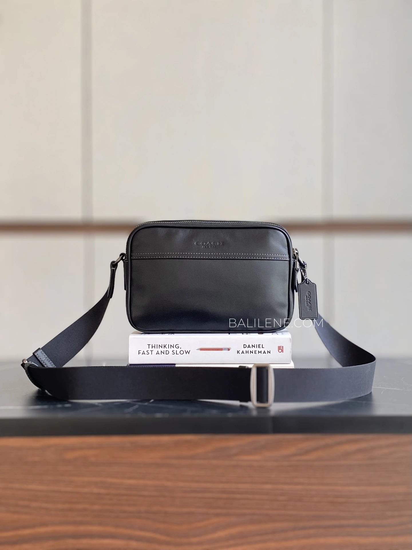 gambar-depan-Coach-Graham-Crossbody-Bag-Black-balilene