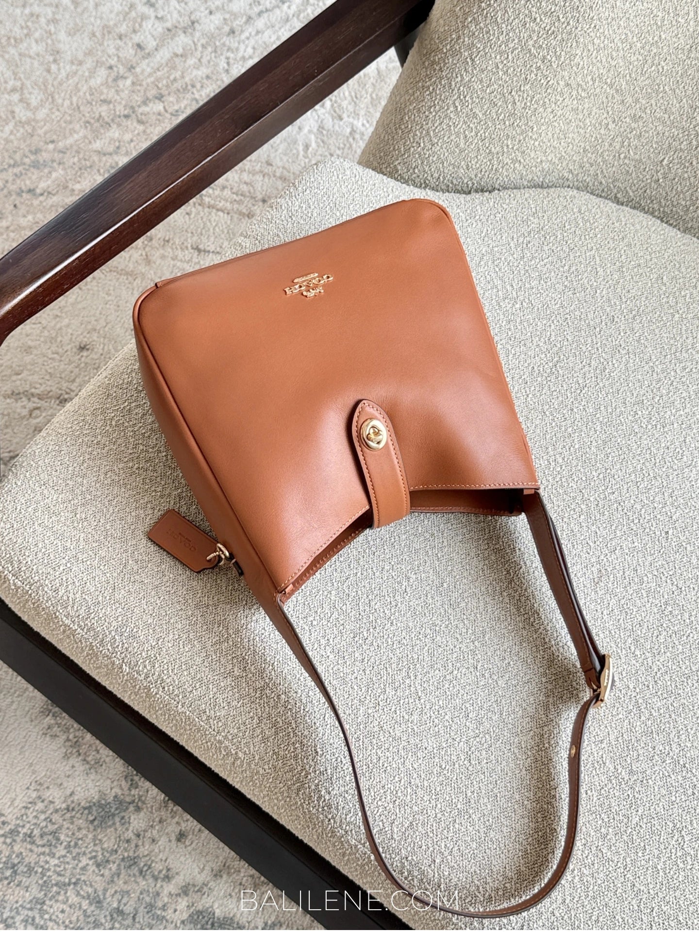 gambar-depan-Coach-Hadley-Convertible-Crossbody-Bag-Tan-balilene
