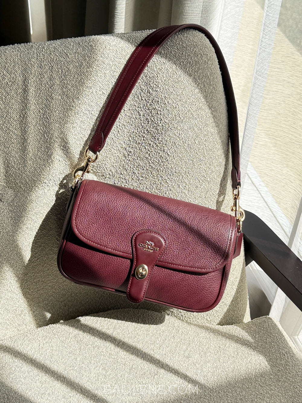 gambar-depan-Coach-Hadley-Shoulder-Bag-Dark-Wine-balilene