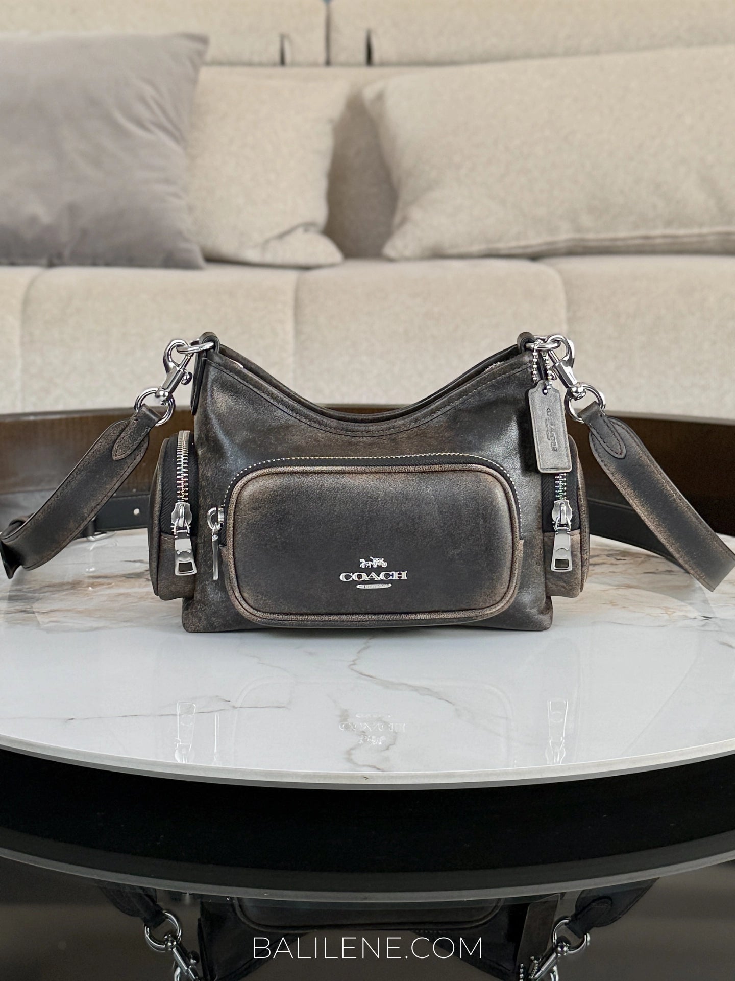 gambar-depan-Coach-Laurel-Shoulder-Bag-22-With-Pockets-In-Loved-Leather-Black-Brown-balilene