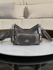 gambar-depan-Coach-Laurel-Shoulder-Bag-22-With-Pockets-In-Loved-Leather-Black-Brown-balilene