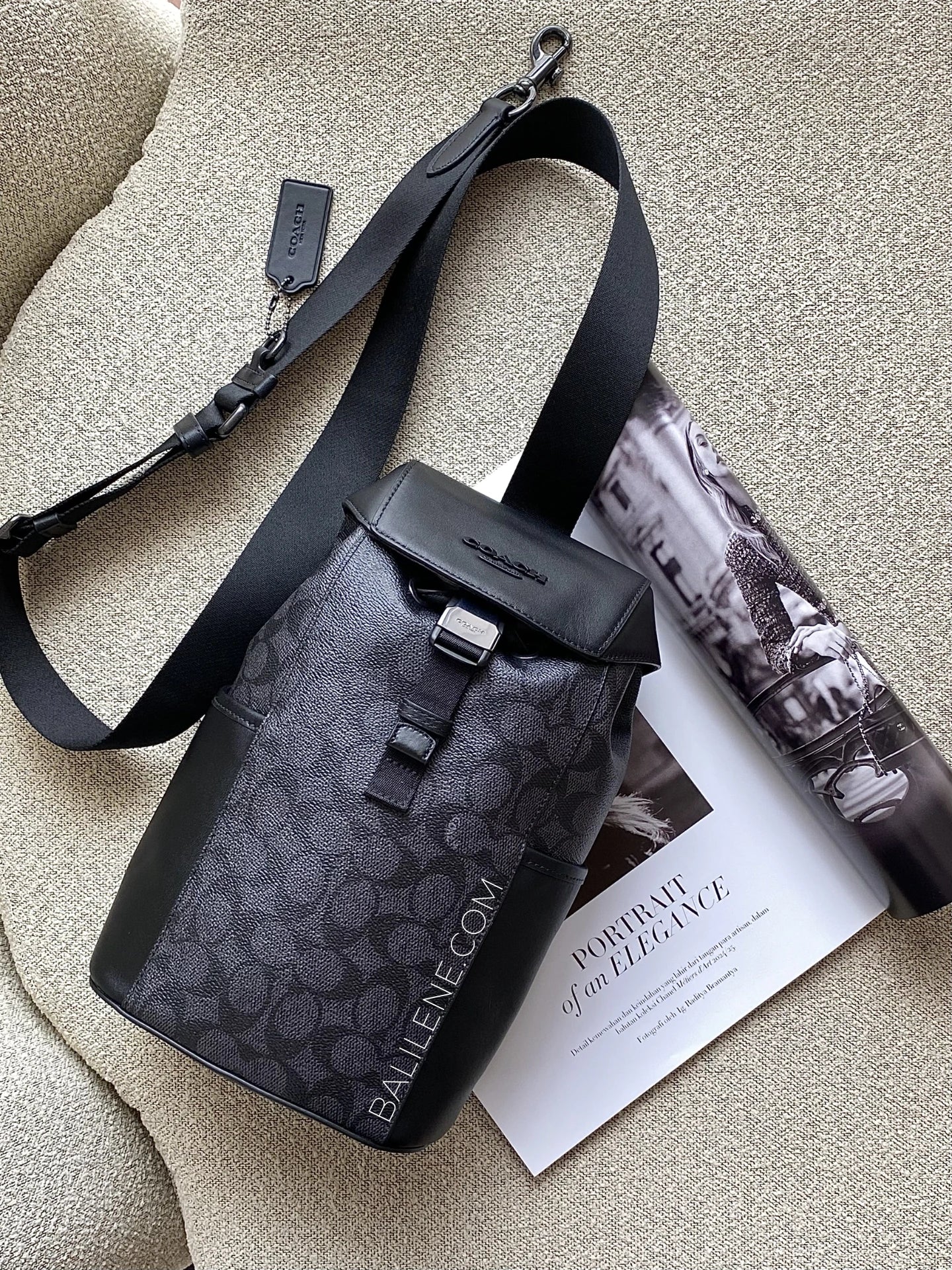 gambar-depan-Coach-Racer-Pack-Bag-In-Signature-Charcoal-Black-balilene