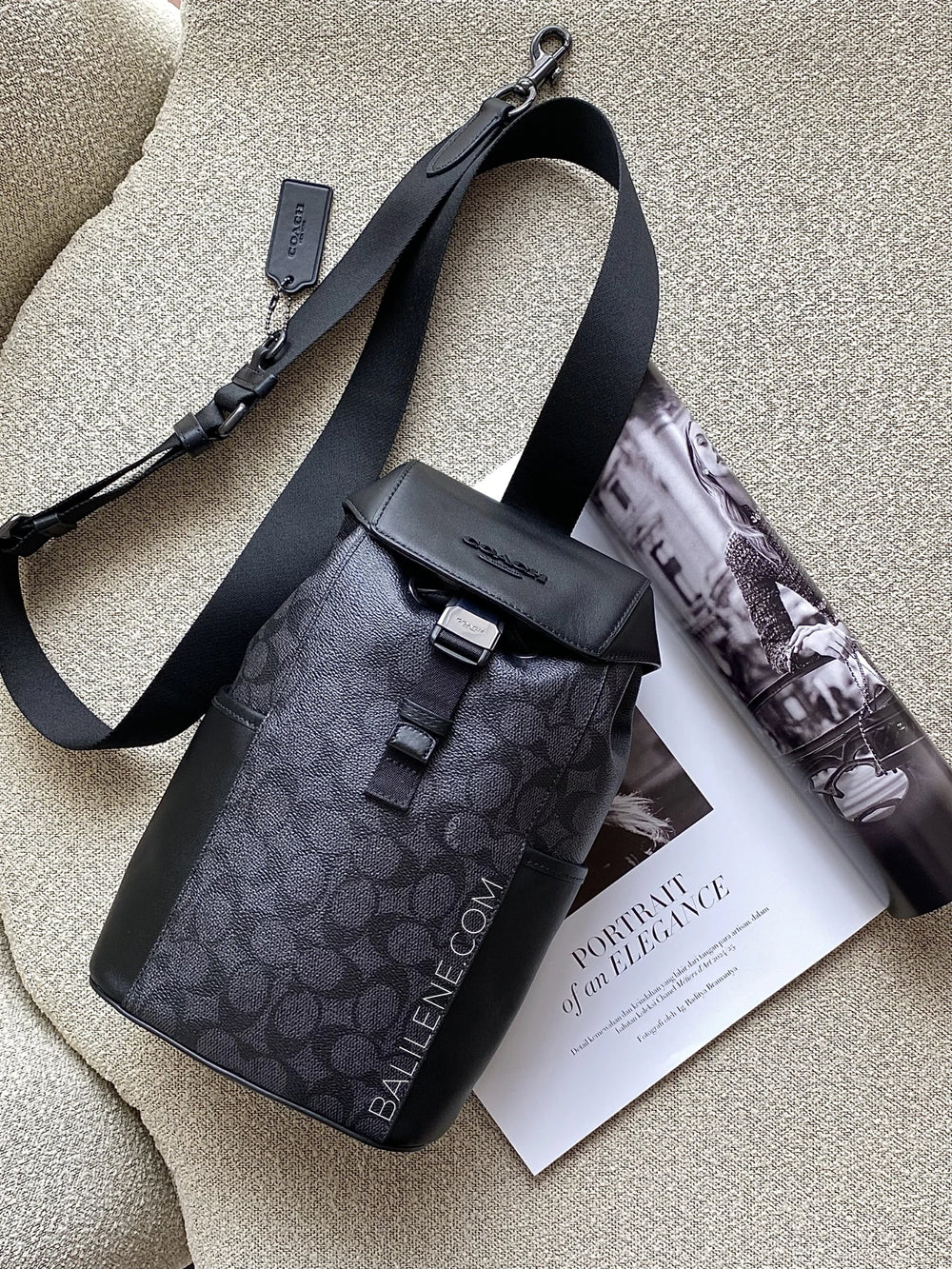 gambar-depan-Coach-Racer-Pack-Bag-In-Signature-Charcoal-Black-balilene