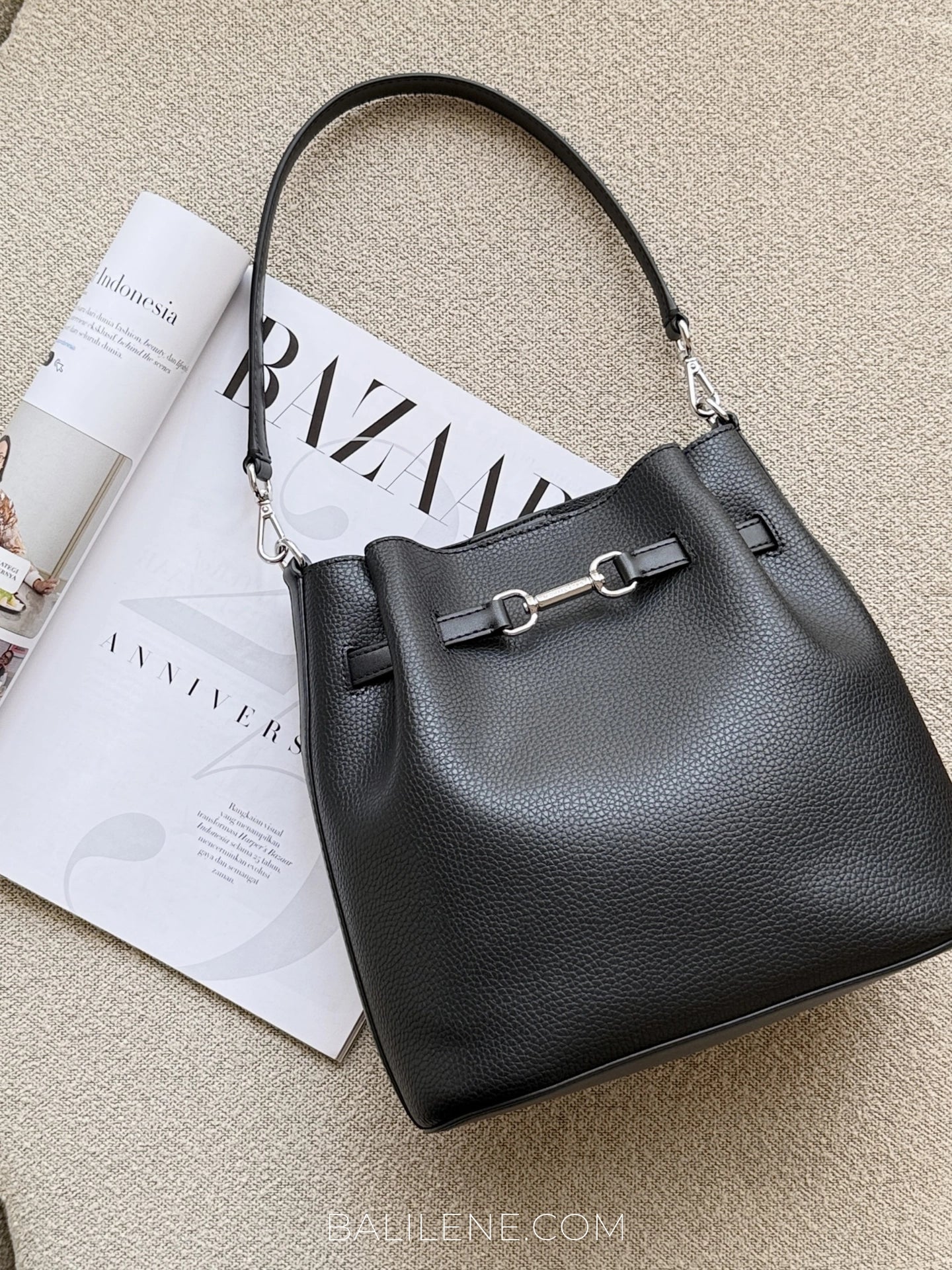 gambar-depan-Michael-Kors-Carson-Medium-Pebbled-Leather-Convertible-Bucket-Crossbody-Bag-Black-balilene