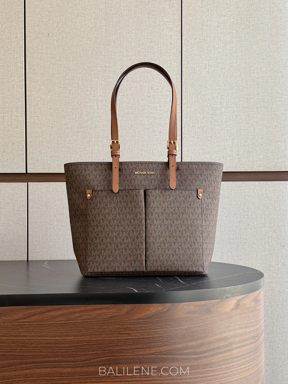 gambar-depan-Michael-Kors-Jet-Set-Medium-Logo-Pocket-Tote-Bag-Brown-balilene