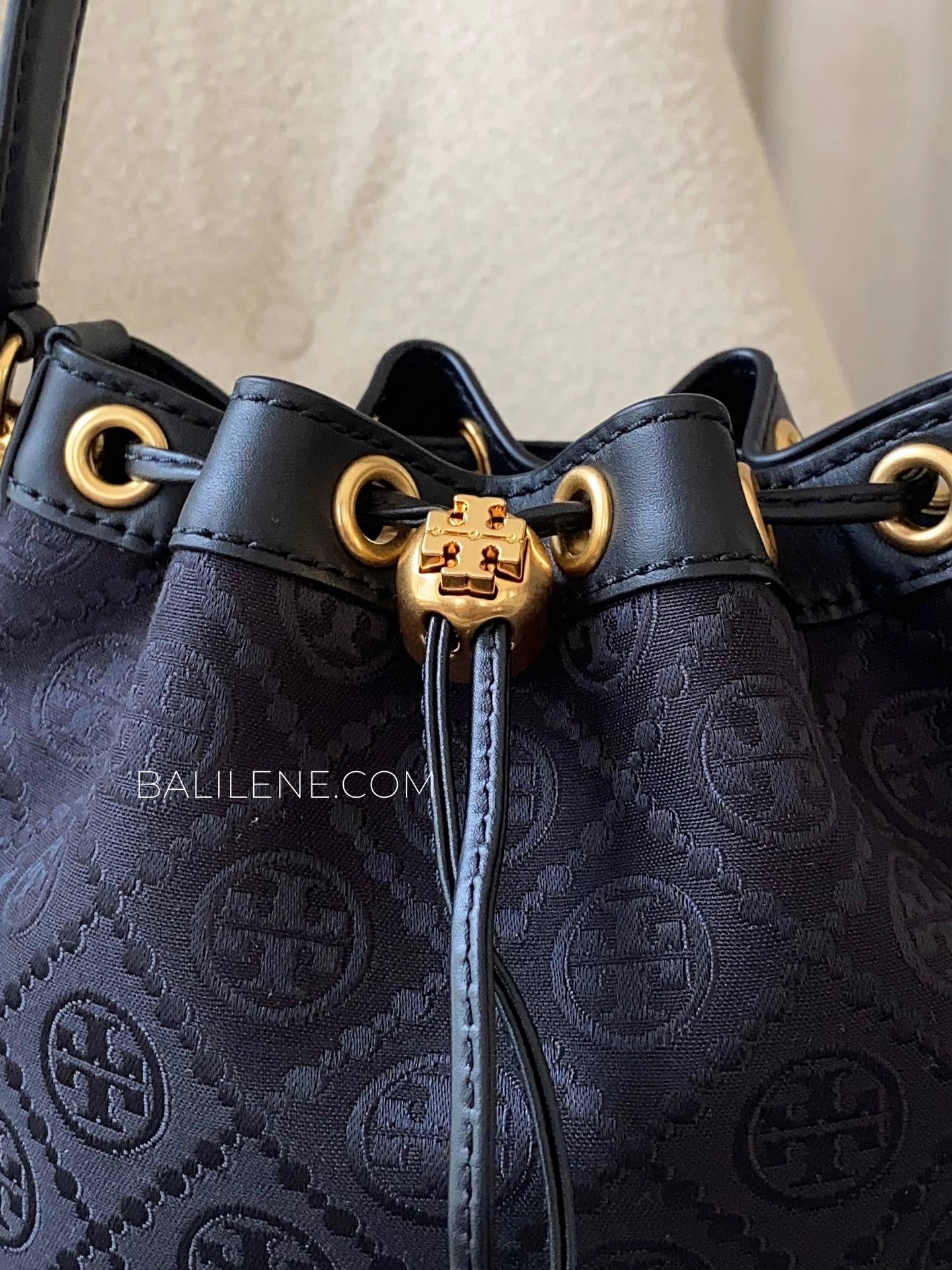 gambar-depan-Tory-Burch-T-Monogram-Bucket-Bag-Black-balilene