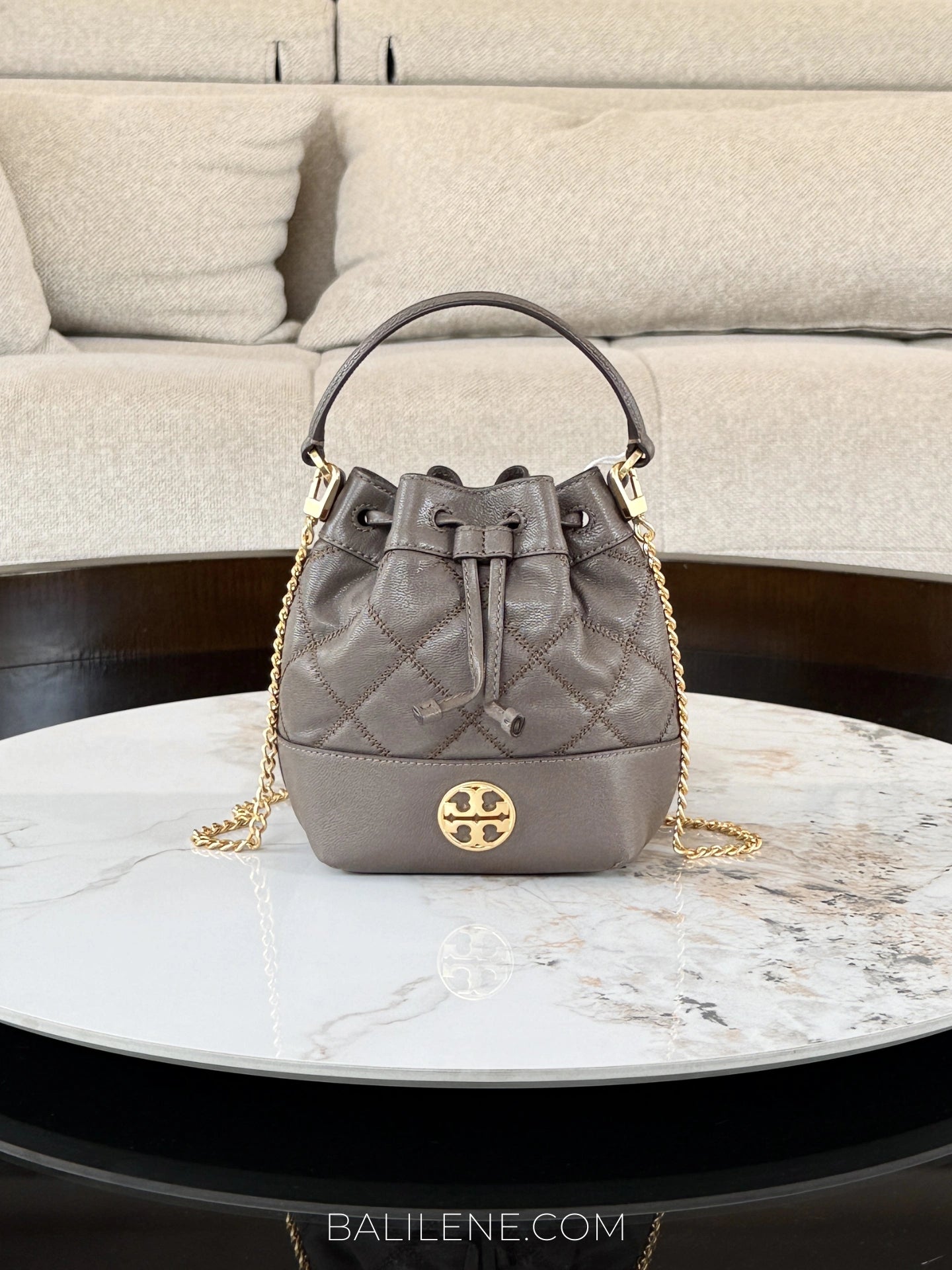 gambar-depan-Tory-Burch-Willa-Mini-Bucket-Bag-Volcanic-Stone-balilene
