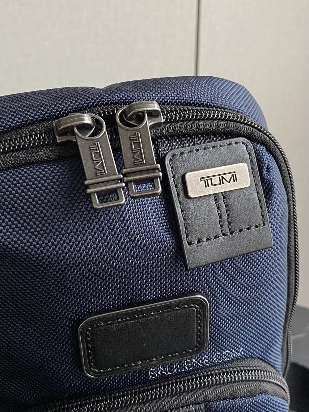 gambar-detail--Tumi-Fife-Slim-Sling-Bag-Navy-balilene