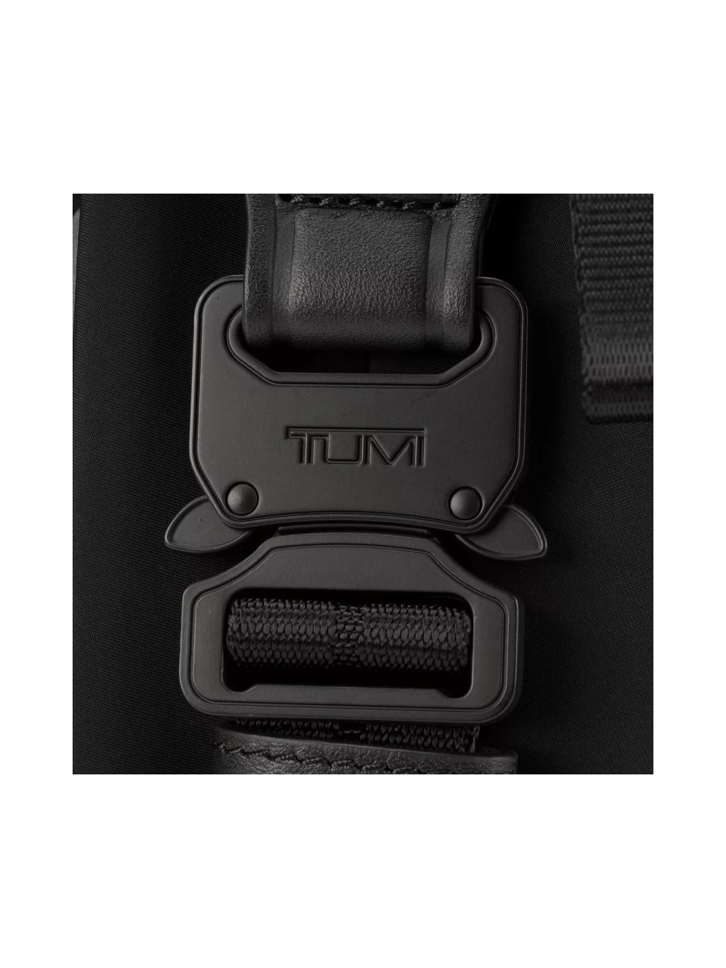 gambar-detail-Tumi-Tahoe-Bozeman-Sling-Bag-Black
