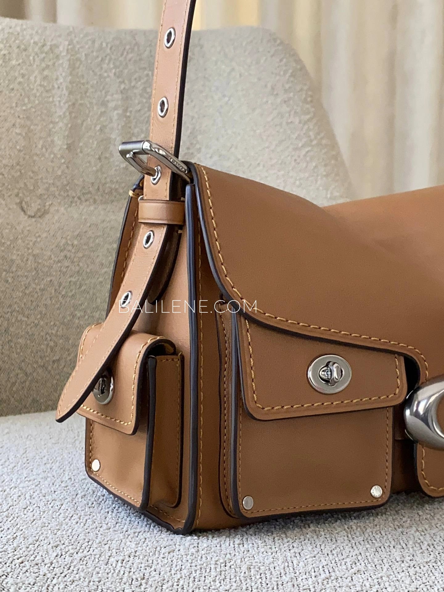 gambar-samping-Coach-Cargo-Turnlock-Soft-Tabby-Honey-Brown-balilene