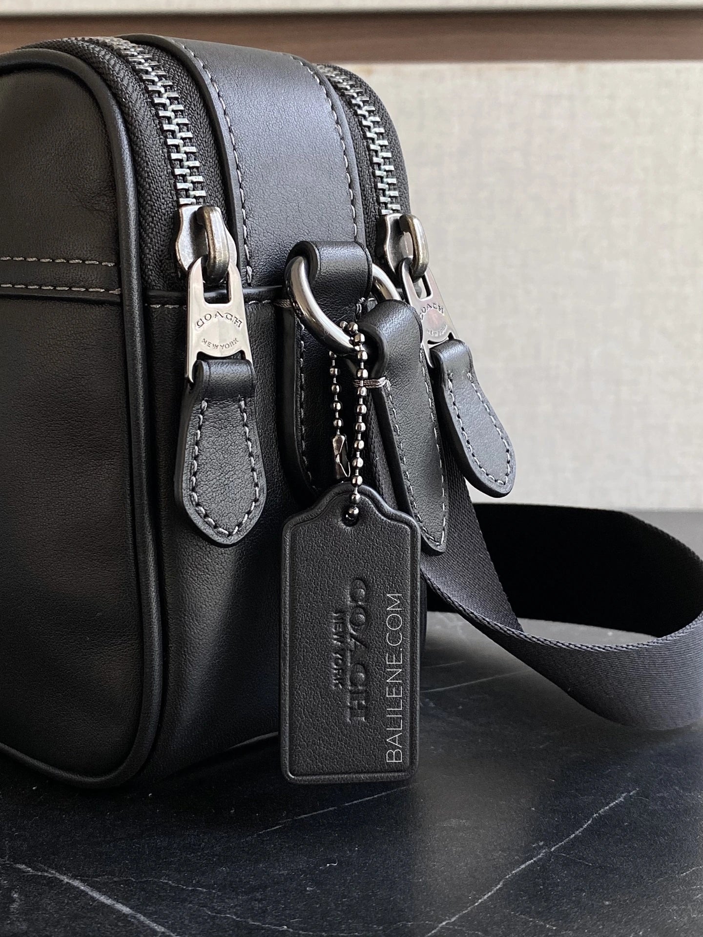 gambar-samping-Coach-Graham-Crossbody-Bag-Black-balilene