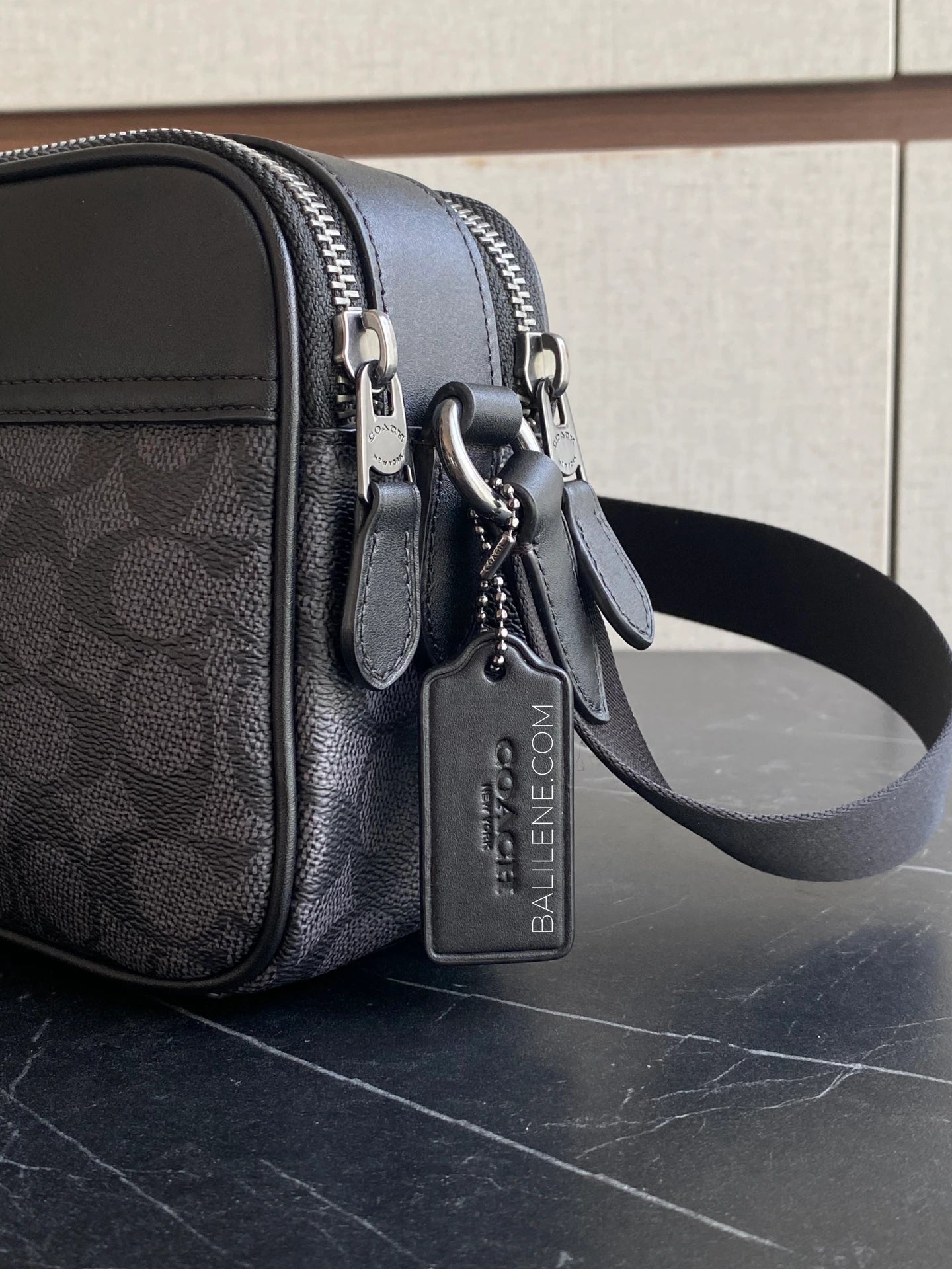 gambar-samping-Coach-Graham-Crossbody-Bag-In-Signature-Canvas-Charcoal-Black-balilene