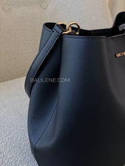 gambar-samping-Michael-Kors-Pratt-Medium-Shoulder-Bag-Black-balilene