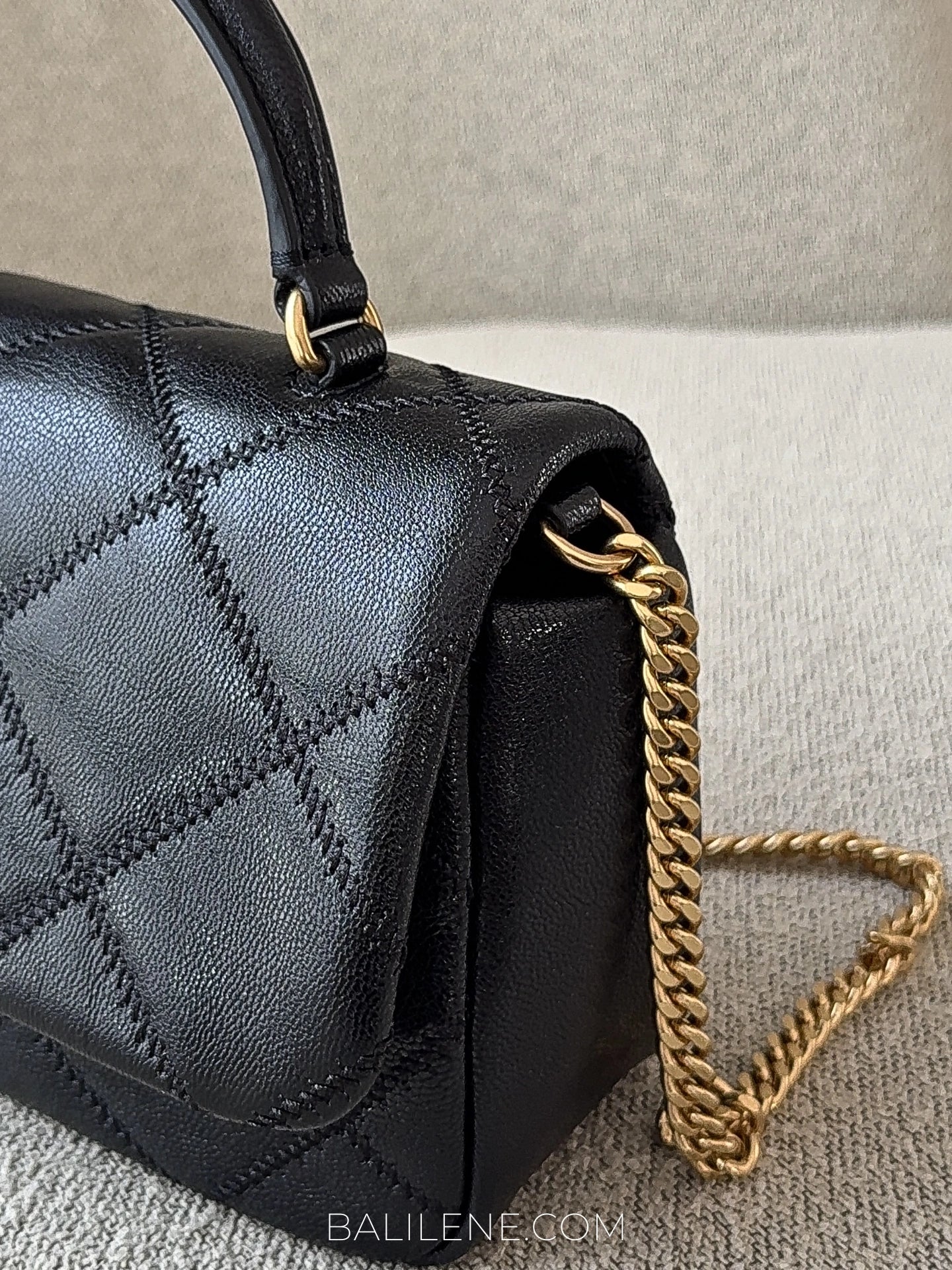 gambar-samping-Tory-Burch-Willa-Mini-Top-Handle-Bag-Black-balilene