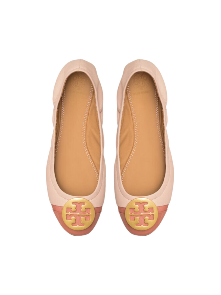 nampak-atas-Tory-Burch-Minnie-Patent-Cap-Toe-Ballet-Flat-Sea-Shell-Pink