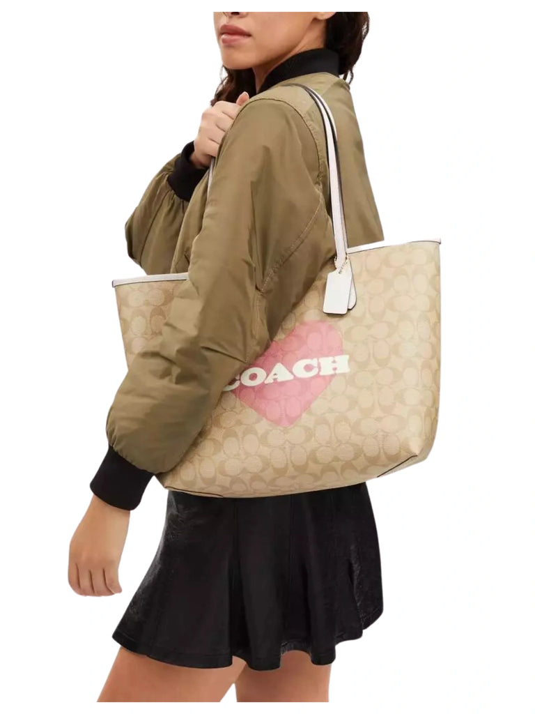 Coach City Tote In Signature Canvas With Heart Print Light Khaki Chalk Balilene