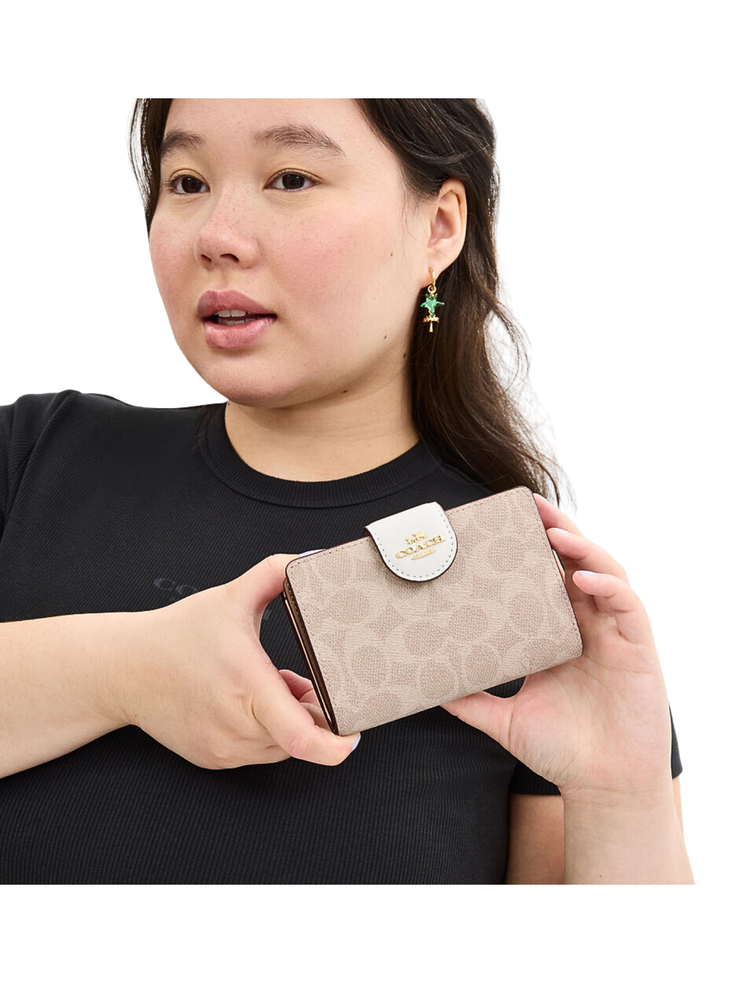 on-model-Coach-Medium-Corner-Zip-Wallet-In-Signature-Canvas-Sand-Chalk