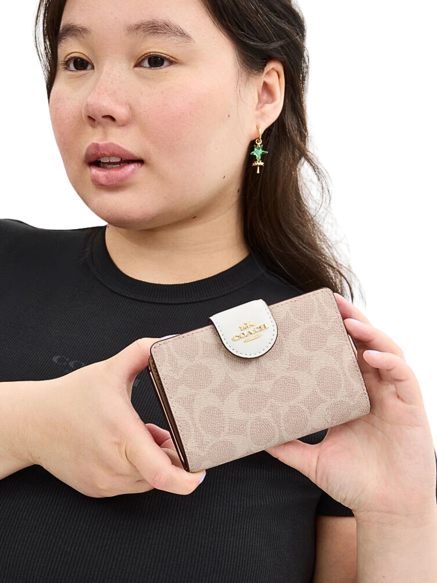 on-model-Coach-Medium-Corner-Zip-Wallet-In-Signature-Canvas-Sand-Chalk