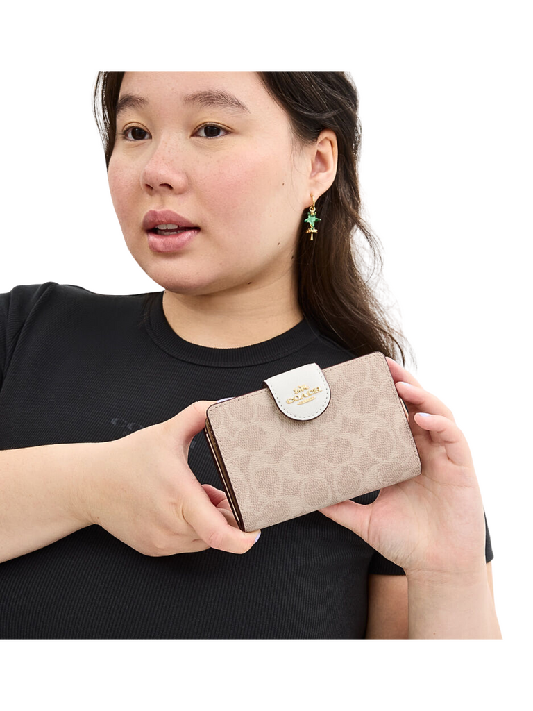 on-model-Coach-Medium-Corner-Zip-Wallet-In-Signature-Canvas-Sand-Chalk