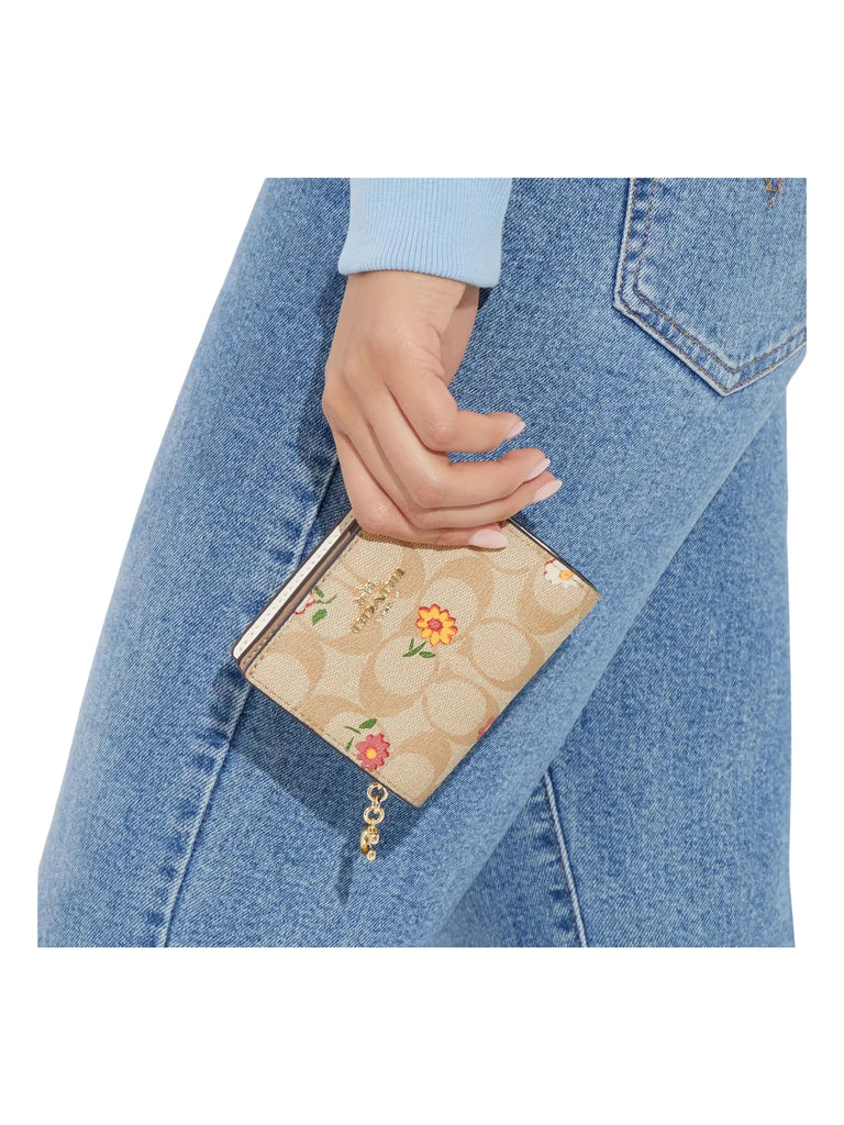 on-model-Coach-Snap-Wallet-In-Signature-Canvas-With-Nostalgic-Disty-Print