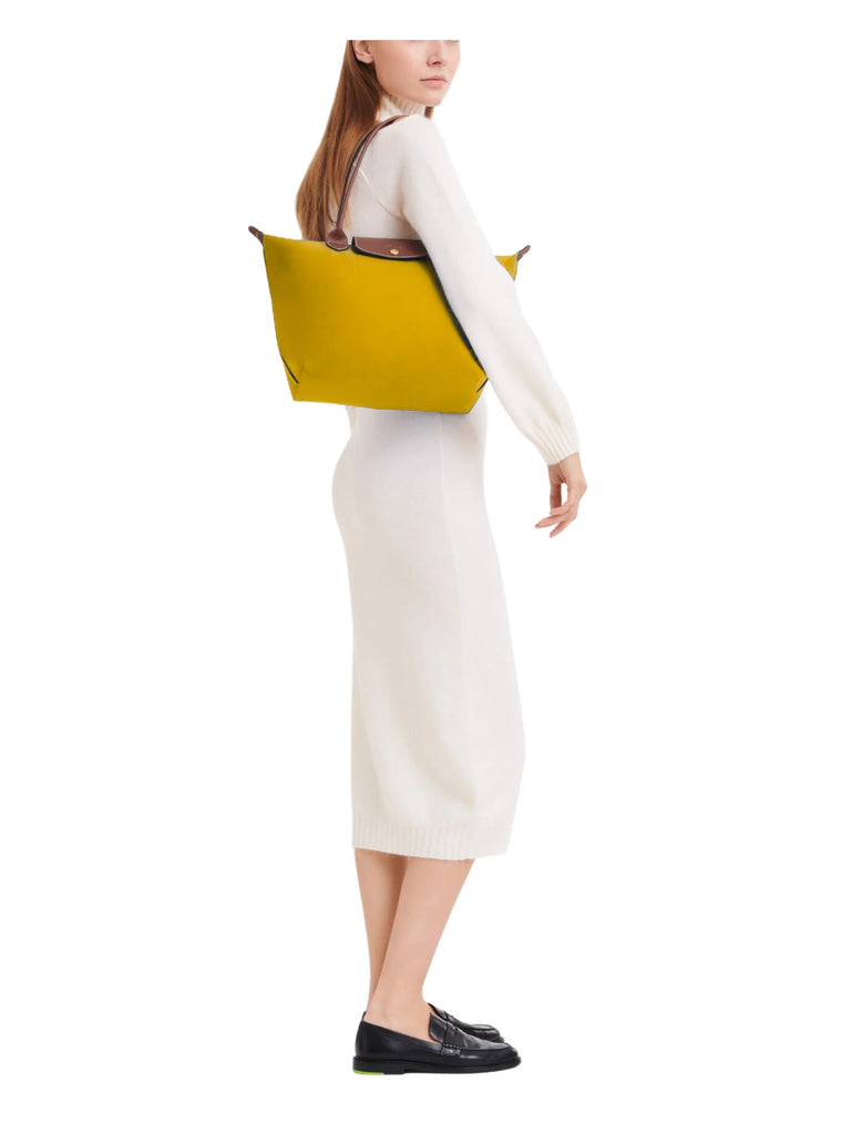 on-model-Longchamp-Le-Pliage-Original-Medium-Shoulder-Bag-JauneWEBP