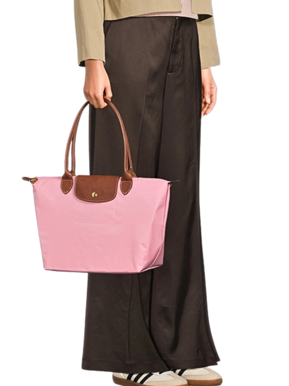 on-model-Longchamp-Le-Pliage-Original-Medium-Shoulder-Bag-Marshmallow