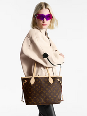 on-model-Louis-Vuitton-Bolsa-Neverfull-PM-Monogram-Beige