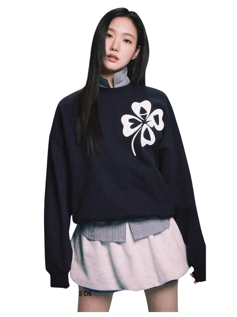 on-model-Mardi-Sweatshirt-Clovermardi-Navy-White