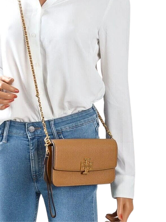 on-model-Tory-Burch-Britten-Leather-Chain-Wallet-With-Wristlet-Crossbody-Tiramisu-balilene