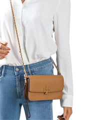 on-model-Tory-Burch-Britten-Leather-Chain-Wallet-With-Wristlet-Crossbody-Tiramisu-balilene