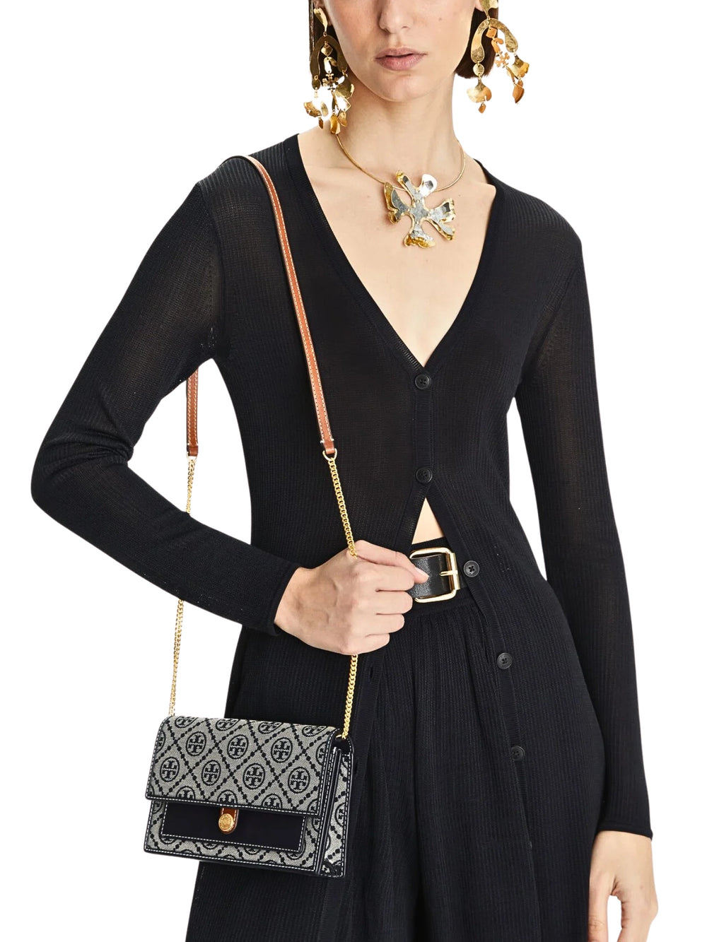 on-model-Tory-Burch-T-Monogram-Chain-Wallet-Tory-Navy